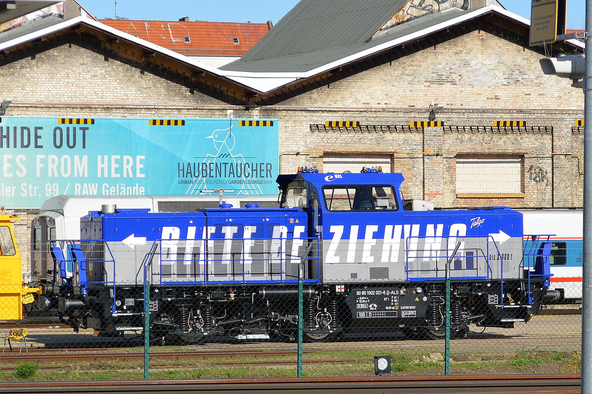 Die von ALSTOM angemietete Hybrid-Lok 1002 021-6 (90 80 1002 021-6 D-ALS) für die Fa.  Talgo (Deutschland) GmbH mit neuer Lackierung + Werbefolie am 09.10.17 am Talgo Betriebswerk Berlin Warschauer Str.  