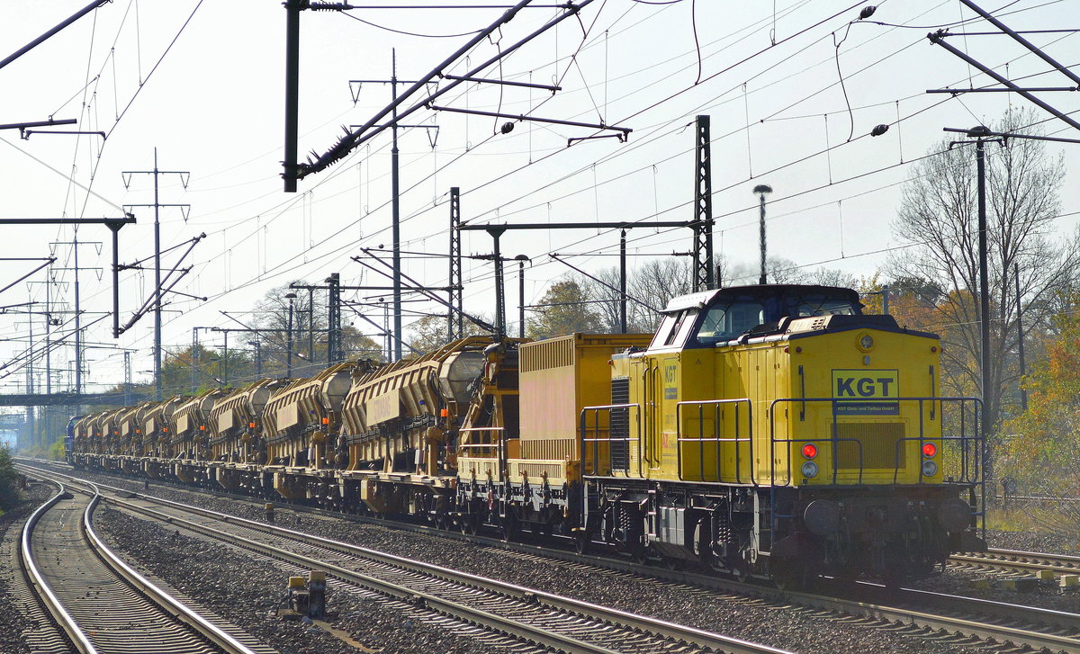 Die Alstom Mietlok 203 764-6 (203 165-6) mit einigen Materialförder- und Siloeinheiten vom Typ MFS-100 der Fa. STRABAG + Beiwagen und am Ende die von Alstom für die FA KGT angemietete 203 737 (203 136-7) am 16.10.17 Bf. Flughafen Berlin-Schönefeld.