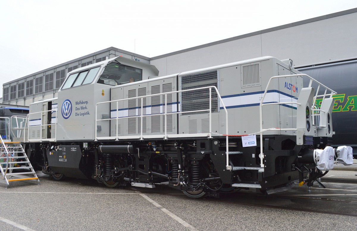 Die Alstom Transport SA pr�sentiert die jetzt schon mehr oder weniger fertige Hybrid Dieselokomotive H3, die ab 2015 dann richtig zum Einsatztest kommen soll, VW hat drei Werkslokomotiven bestellt und die  Fa. Deutsche Anlagen Leasing f�nf Maschinen die im s�ddeutschen Raum im DB Regionalverkehr getestet werden, 26.09.14 InnoTrans Berlin