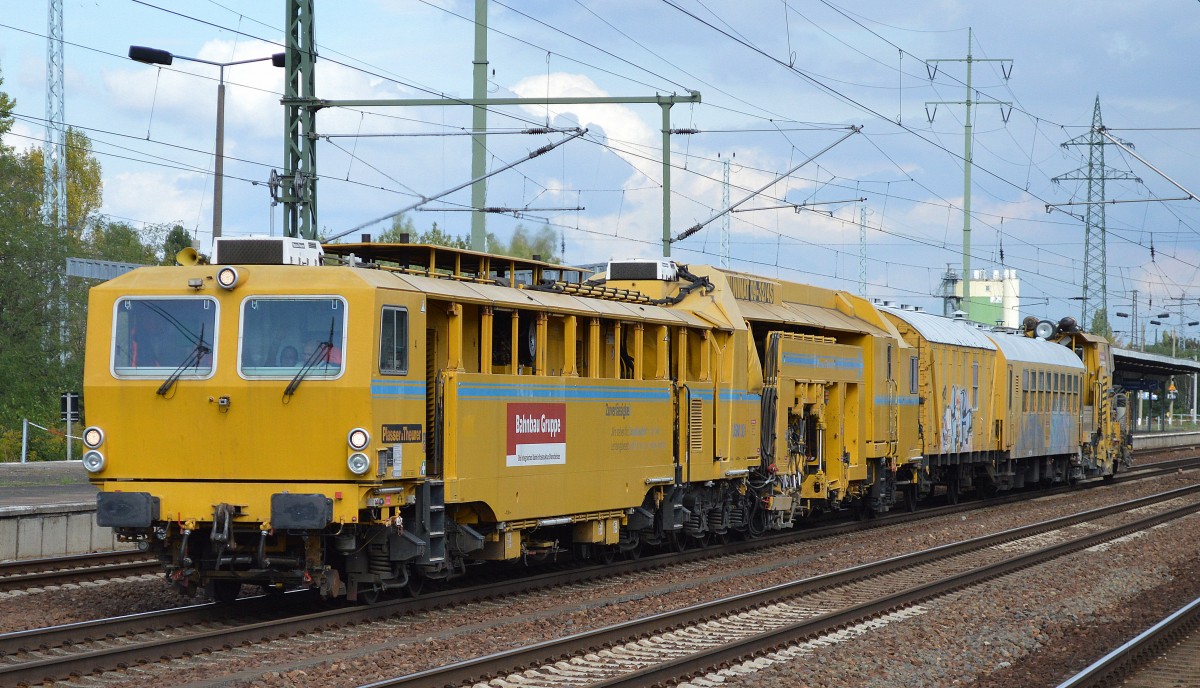 Die Bahnbau Gruppe mit einem Gleisbauzug bestehend ausv einer Stopfmaschine P&T UNIMAT 09-32/4S + zwei Bahndienstwagen + Unversalschotterplaniermaschine USP 2000 W am 25.09.15 Bhf. Flughafen Berlin-Schönefeld.