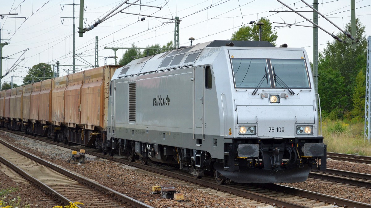 Die in Belgien zugelassene TRAXX F140 DE (92 88 0076 109-2 B-BTK) Mietlok f�r Raildox unterwegs mit Holzhackschitzel-Containerzug am 07.08.14 Durchfahrt Bhf. Flughafen Berlin-Sch�nefeld.