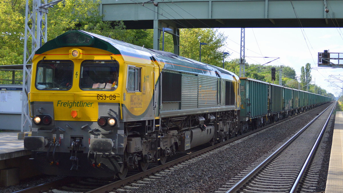 Die BRLL Class 66 für FPL, die 653-09 (266 119-7) mit typischen firmeneigenen Ganzzug offener Drehgestell-Güterwagen am 06.08.17 Durchfahrt Bf. Berlin-Hohenschönhausen.