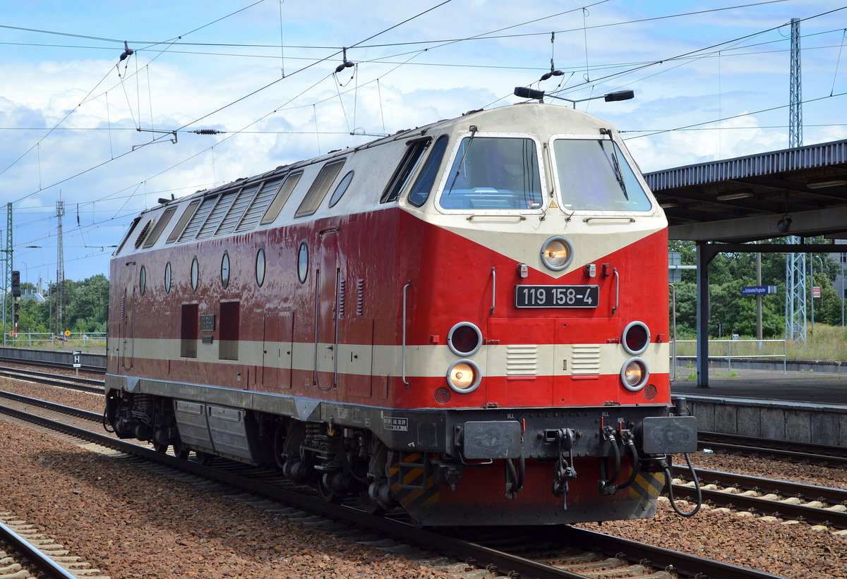 Die Dampflokfreunde Berlin e.V. mit ihrer 119 158-4 (219 158-3) am 06.07.16 Bf. Flughafen Berlin-Schönefeld.