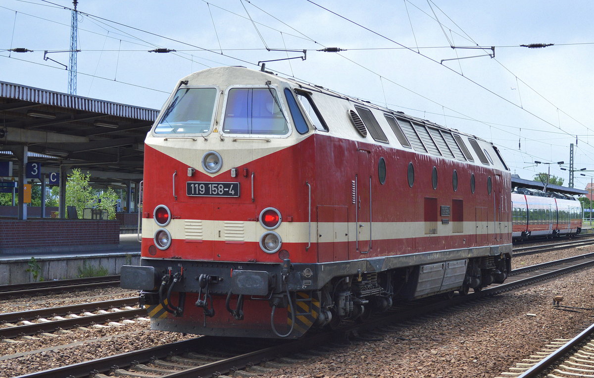 Die Dampflokfreunde Berlin e.V. mit ihrer 119 158-4 (219 158-3) am 06.07.16 Bf. Flughafen Berlin-Schönefeld.