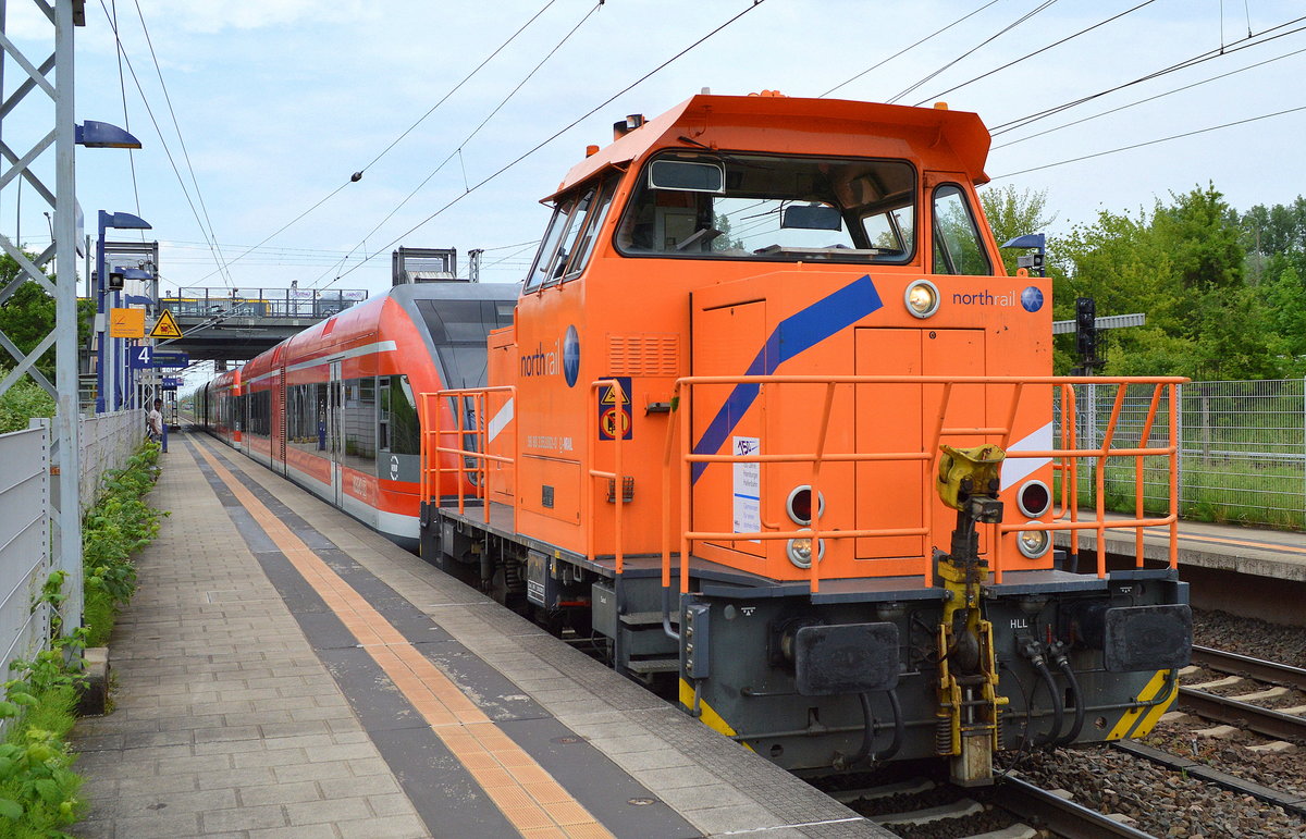 Die DB northrail Mietlok 352 002-0 überführt zwei Stadler Gtw der BR 646 Richtung Bf. Berlin-Lichtenberg am 30.05.17 Bf. Berlin-Hohenschönhausen.