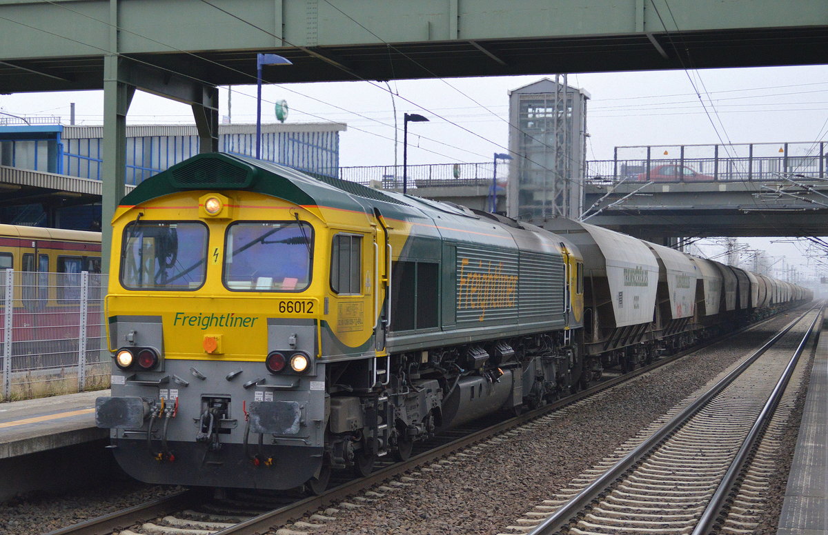Die deutsche FPL-Lok 66012 (266 039-7) mit einem langen Getreidezug (leer) Richtung Mukran am 25.01.17 Bf. Berlin-Hohenschönhausen.