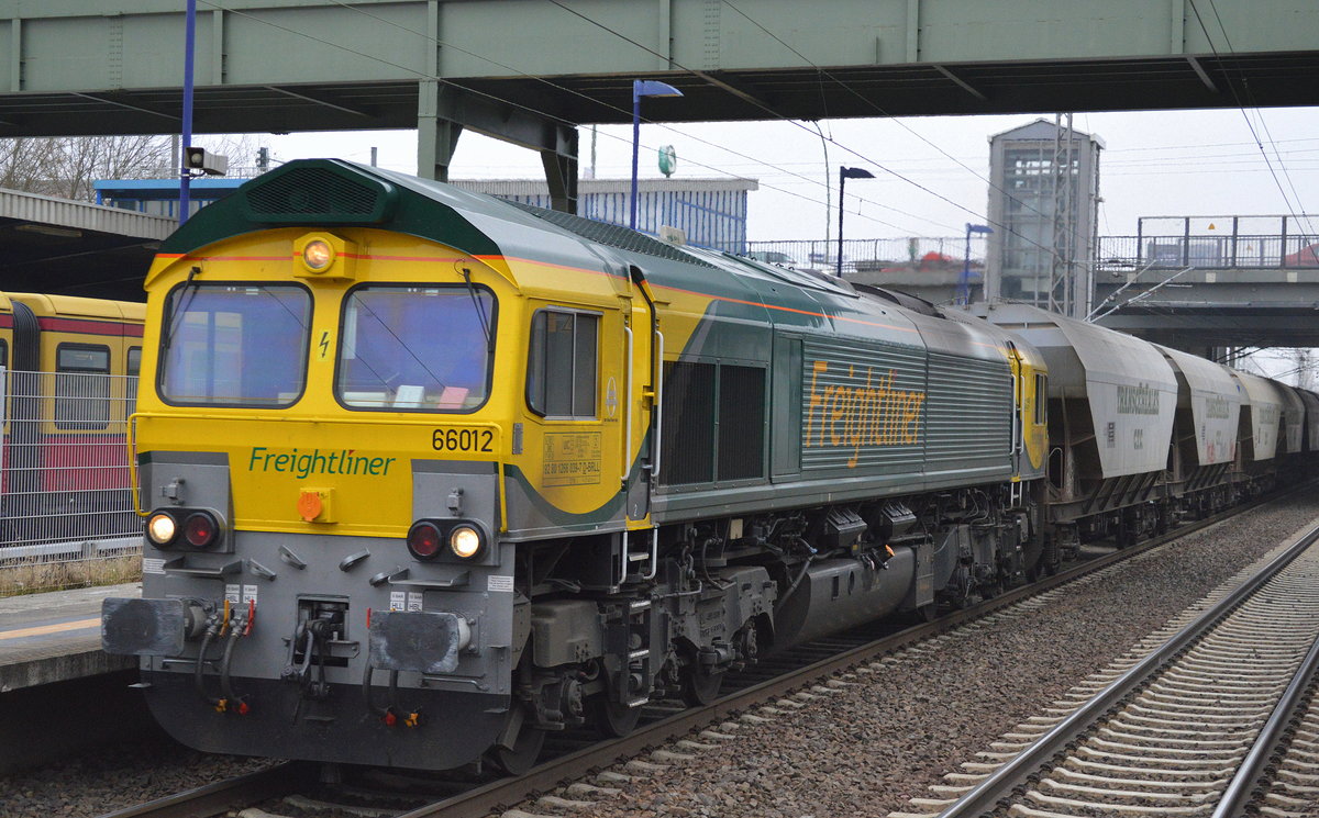 Die deutsche FPL-Lok 66012 (266 039-7) mit einem langen Getreidezug (leer) Richtung Mukran am 25.01.17 Bf. Berlin-Hohenschönhausen.