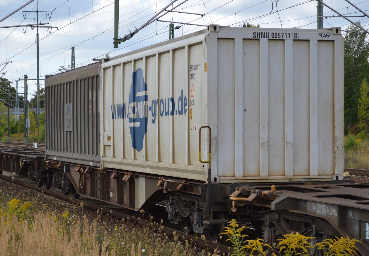 Die deutsche SCHMIDT-Gruppe aus Heilbronn ist ein spezialisiertes Transportunternehmen für den Transport von Silo-und Spezialcontainern und hat eine große Azahl davon im Umlauf per LKW und Bahn, 20.08.14 Bhf. Flughafen Berlin-Schönefeld.