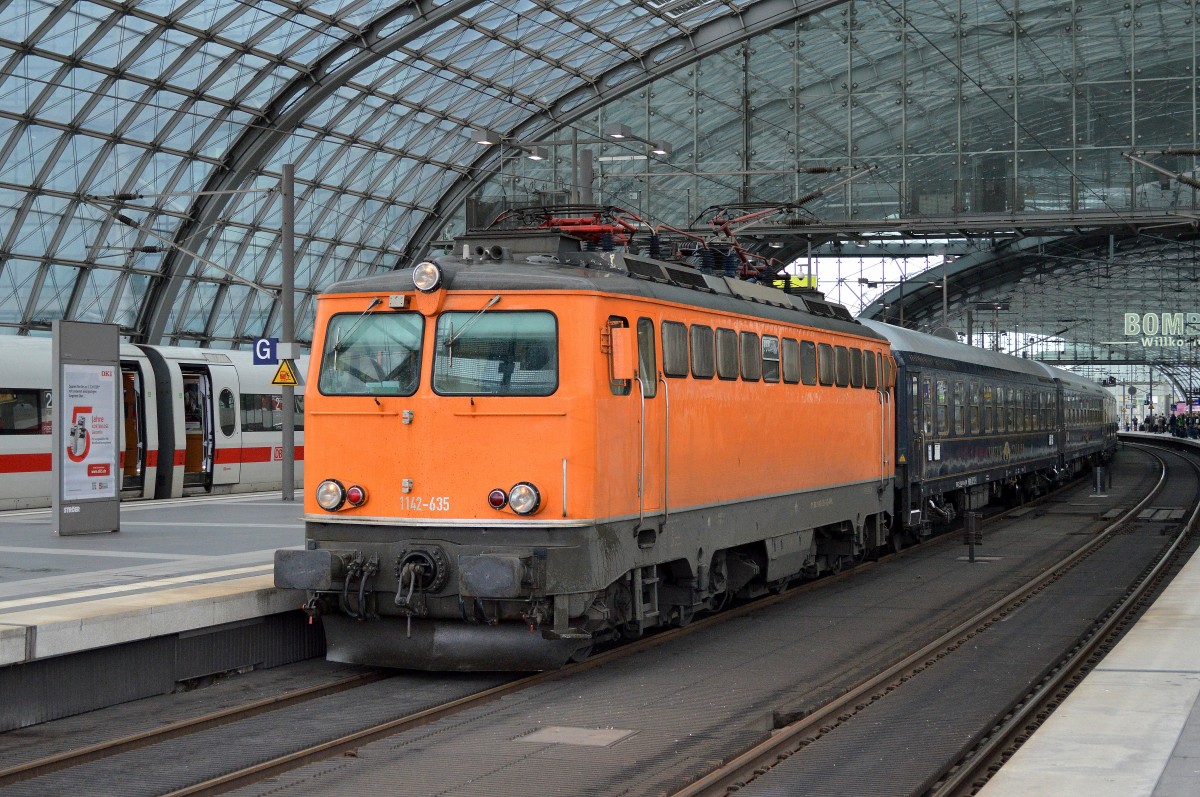 Die DNV-Touristik GmbH mit ihrer zweiten in diesem Jahr stattfindenden Sonderzugreise mit dem CLASSIC COURIER nach Ostpreußen (Masuren) mit der Northrail Mietlok 1142 635-3 (91 80 1142 635-3 D-NRAIL) am 23.06.15 Ausfahrt Berlin Hbf.