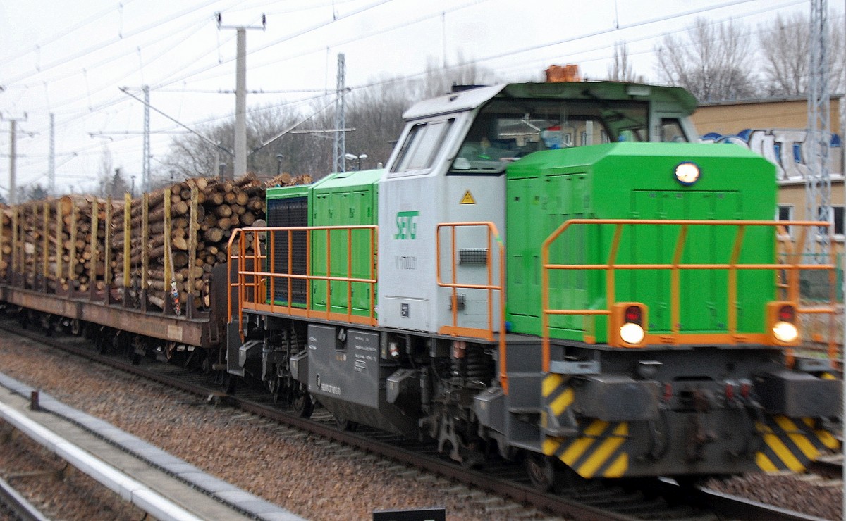 Die Dunkelheit ließ kein besseres Bild zu, hier noch mal näher die schöne grüne SETG Lok V 1700.01 mit Holzzug am 11.12.13 Berlin-Blankenburg.