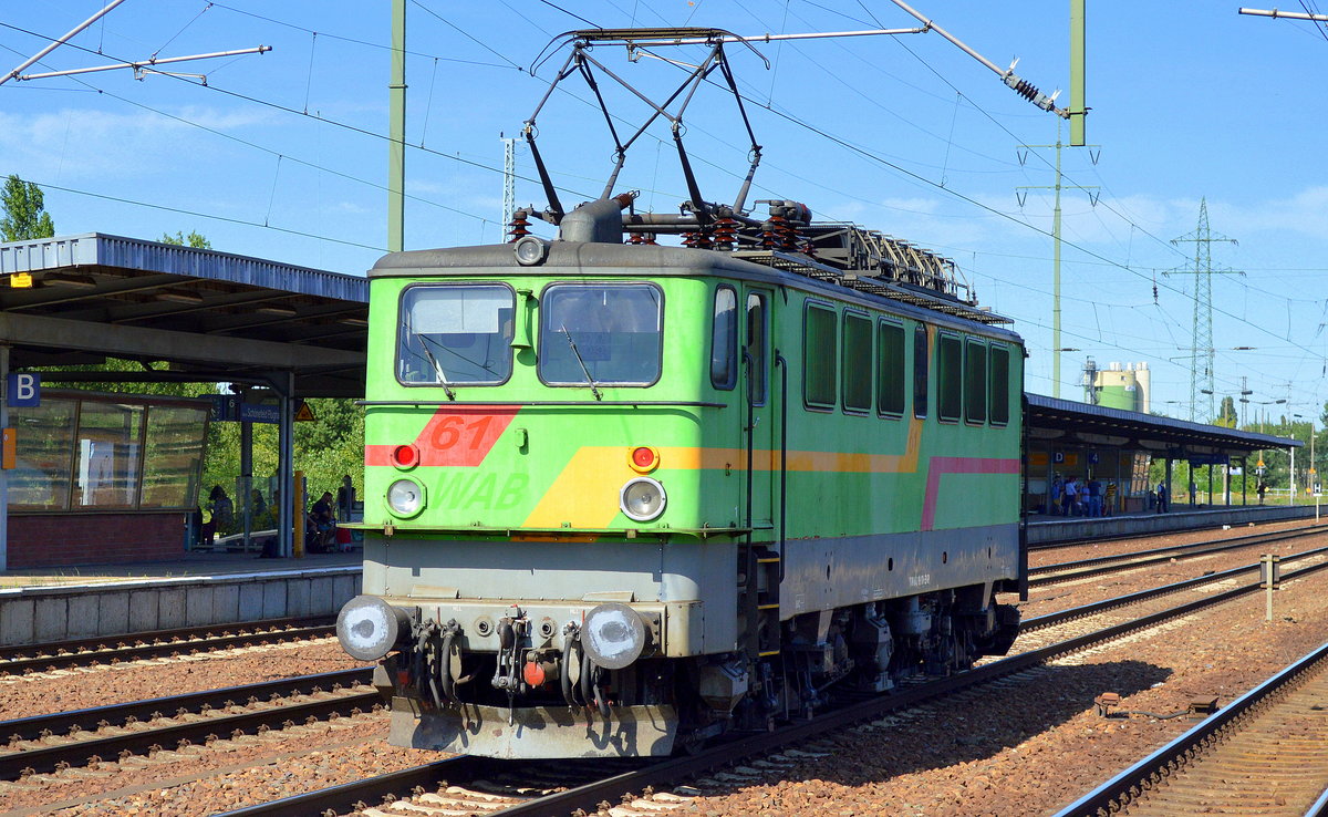 Die EGP 142 118-9 bei eiliger Durchfahrt im Bf. Flughafen Berlin-Schönefeld am 22.07.16