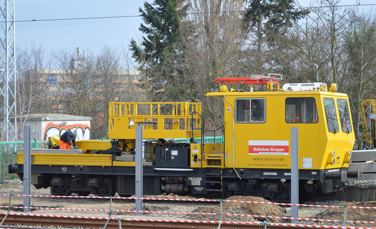 Die einjährigen Arbeiten rund um das Karower Kreuz Berlin und in Blankenburg als Material-Stützpunkt, hier wird gerade ein P&T MTW 100 der DB Bahnbau Gruppe mit der Nr. 99 80 9 136 011-0 D-DB entladen von den Resten der entfernten Hochleitung zwischen Berlin-Karow und Berlin-Blankenburg, 09.03.17