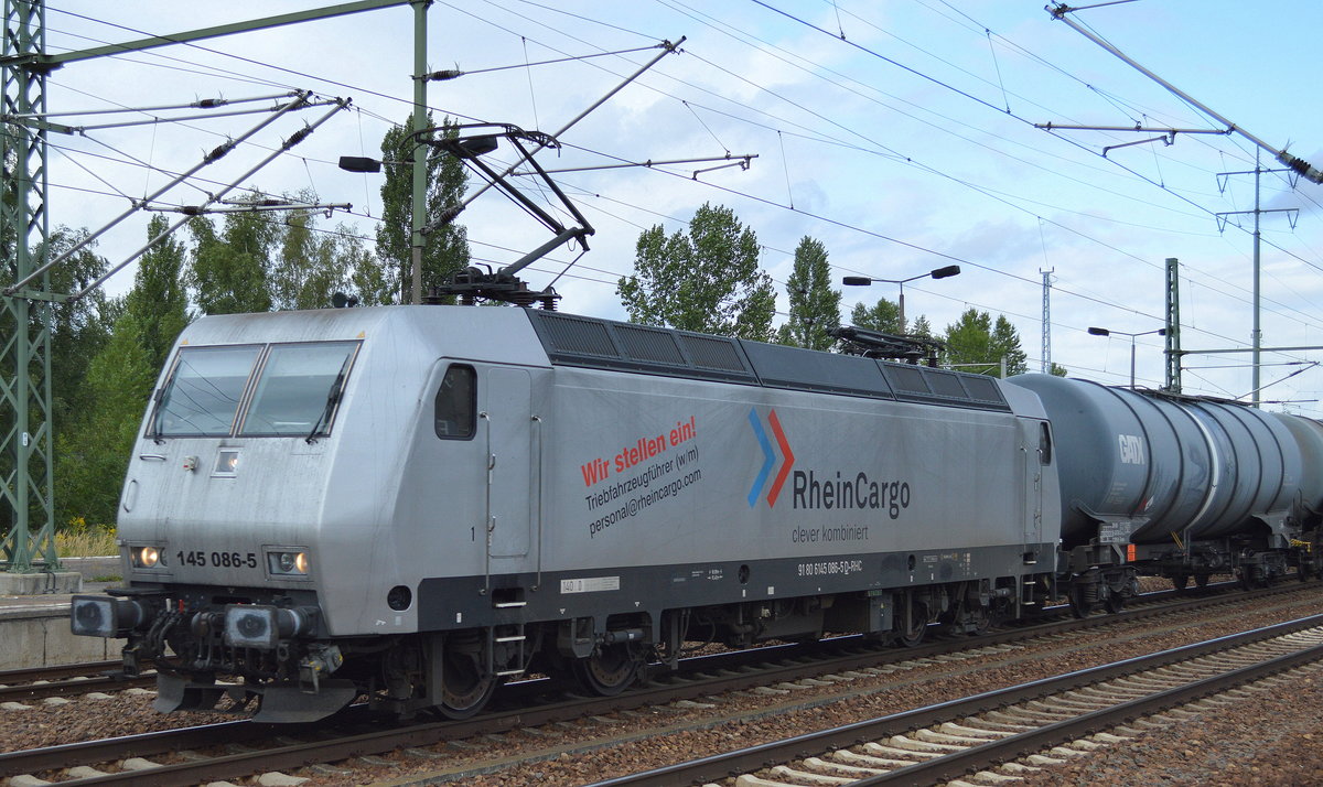 Die einstige NIAG und dann einige Zeit schwarze MRCE 145 086-5 fährt nun seit einiger Zeit als silberne RHC Lok, hier mit Kesselwagenzug am 12.08.16 Durchfahrt Bf. Flughafen Berlin-Schönefeld.