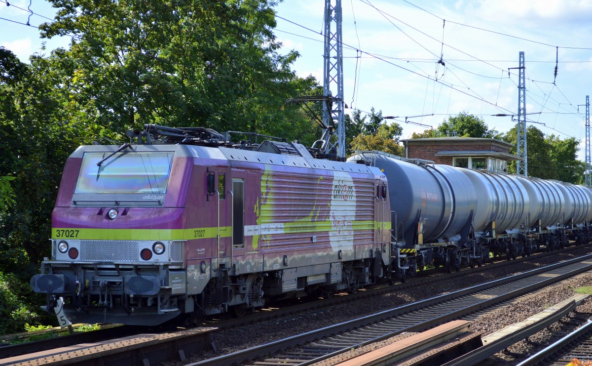 Die einzige farbige in dieser Baureihe endlich auch in Berlin-Karow, die Akiem Mietlok 37027 mit Kesselwagenzug am 27.08.14 Berlin-Karow.