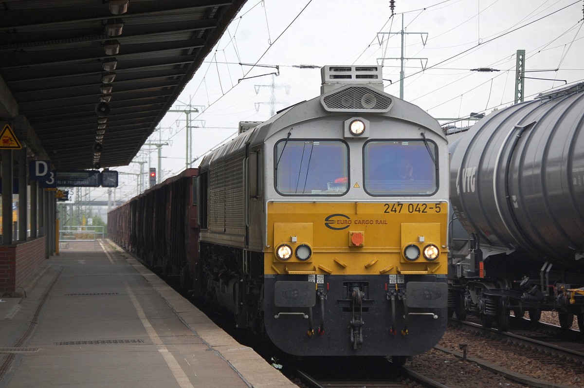 Die einzige regelm��ige hier im Nordosten verkehrende Lok vom Typ Claas 77 der BR 266.4 der franz�sichen DB Tochter EURO CARGO RAIL, als DB Lok registriert und der DB Tochter MEG zur Verf�gung gestellt, die 247 042-5 (92 80 1266 442-3 D-DB) mit einem Ganzzug offener G�terwagen wahrscheinlich Richtung Zementwerk R�dersdorf b.Berlin bei der Durchfahrt im Bhf. Flughafen Berlin-Sch�nefeld, 09.10.13  