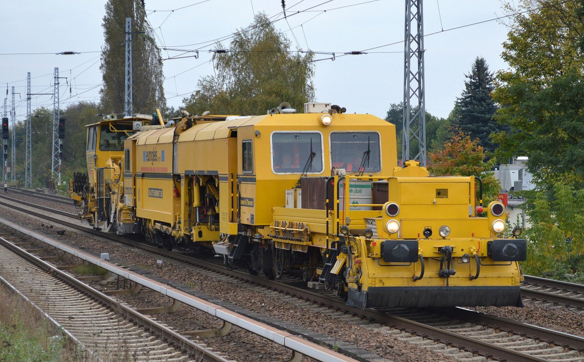 Die Eurogleis GmbH mit ihrer Gleisstopfmaschine P&T 08-275 UNIMAT 3S und einer Schnellschotterplaniermaschine vom Typ SSP 110 SW am 07.10.14 Berlin-Karow Richtung Karower Kreuz.