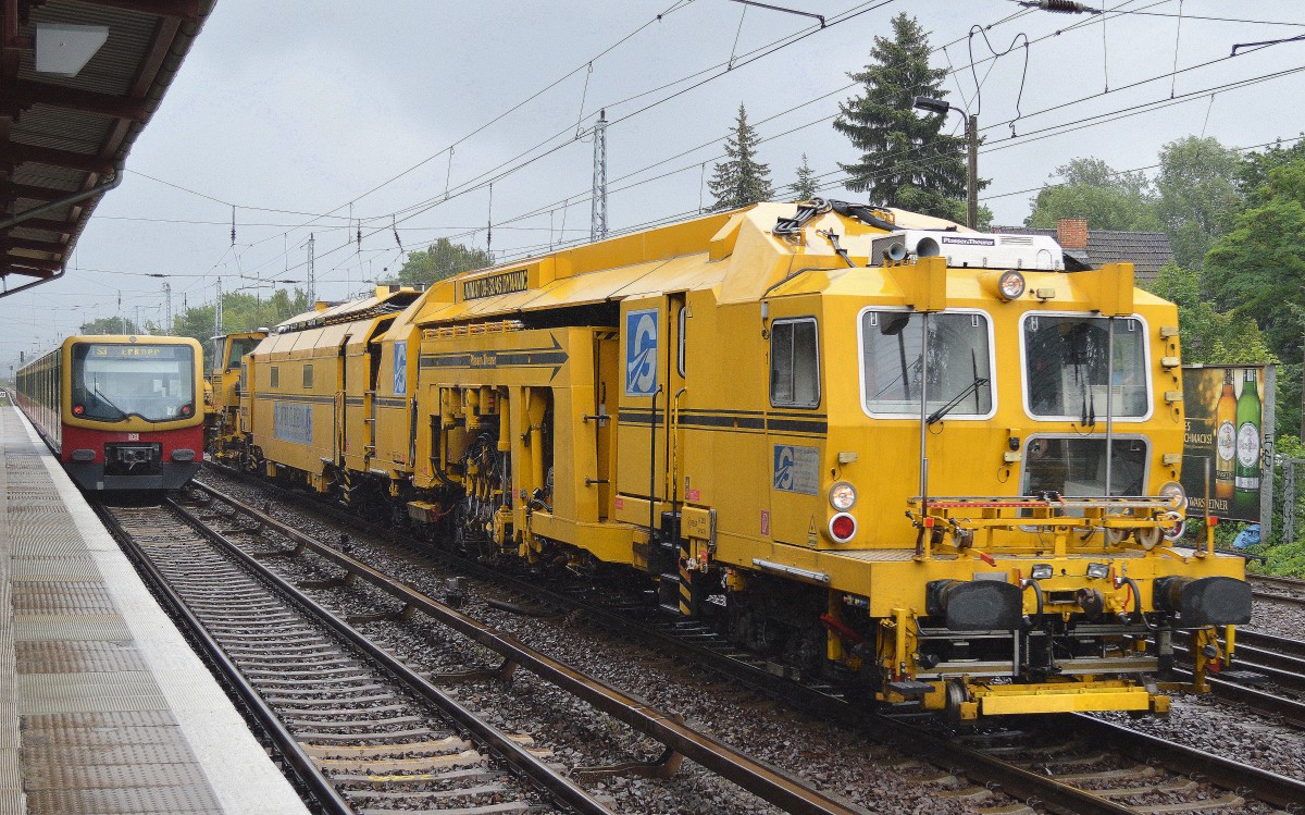 Die Fa. Erfurter Gleisbau GmbH mit ihrer Gleisstopfmaschine P&T UNIMAT 09-32/4S DYNAMIC und Schnellschotterplaniermaschine SSP 110 SW am 13.07.15 Berlin-Hirschgarten.  