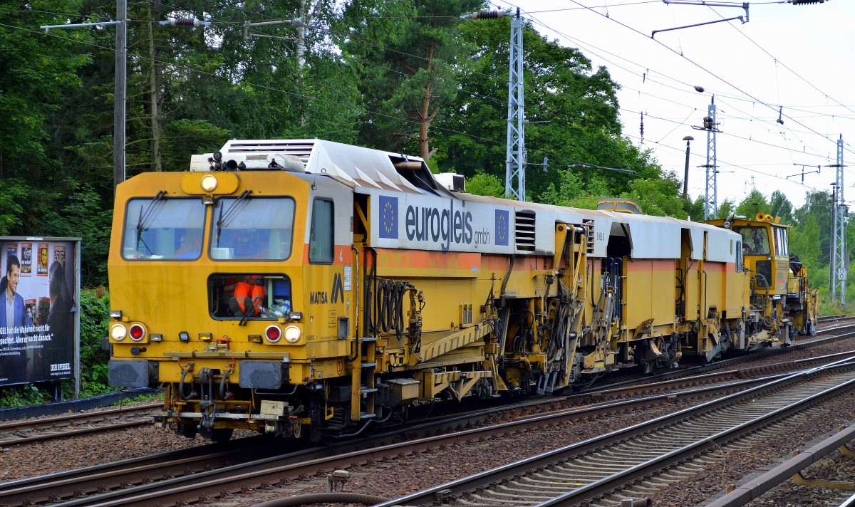 Die Fa. eurogleis GmbH mit ihrer Gleisstopfmaschine MATISA B 66 U und Schotterplaniermaschine P&T SSP 110 SW am 26.09.15 Berlin-Hirschgarten.