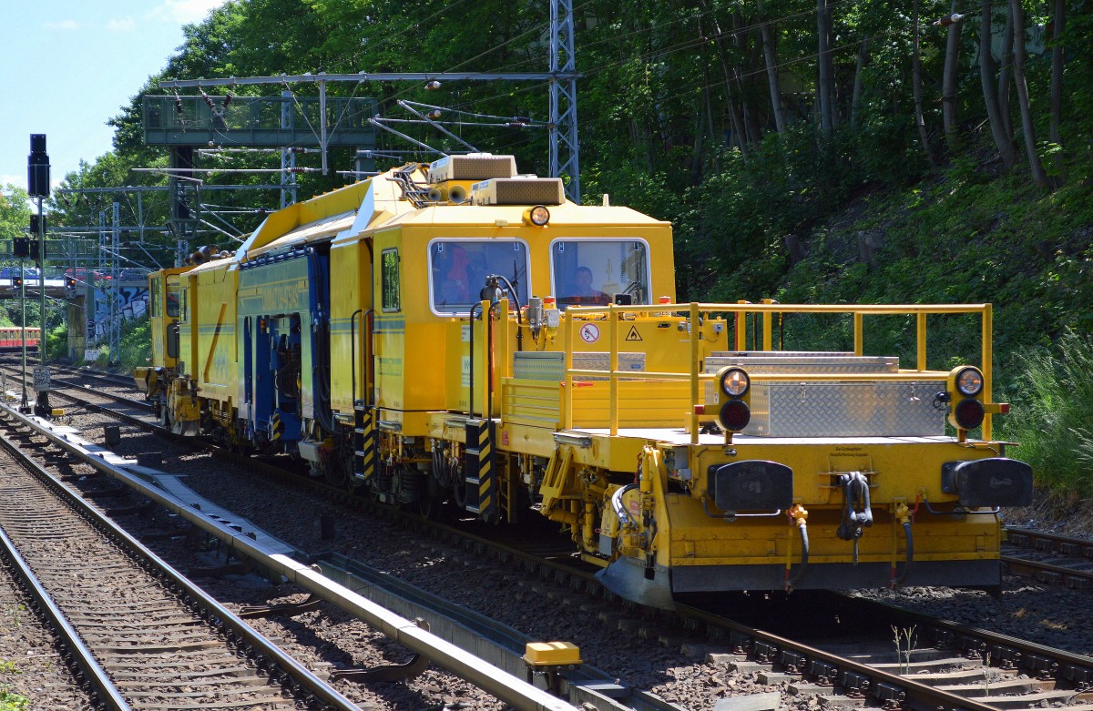 Die Fa. GBW mit ihrer Gleisstopfmaschine P&T UNIMAT 09-475/4S + Schotterplaniermaschine am 04.06.15 Berliner Innenring Höhe Berlin Schönhauser Allee.