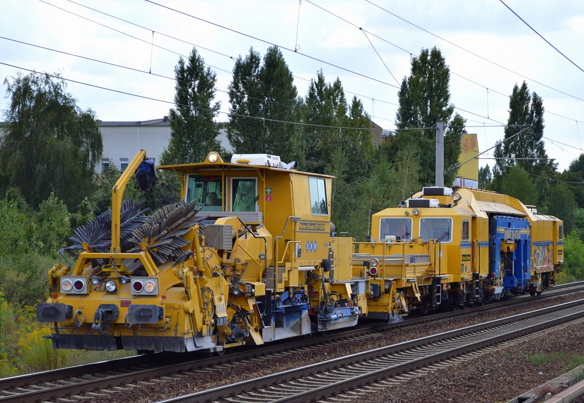 Die Fa. GBW mit der Schnellschotterplaniermaschine P&T SSP 110SW vorneweg und ihrer P%T UNIMAT 09-475/4S Stopfmaschine Richtung Berlin-Blankenburg am 26.08.14 Berlin-Pankow.