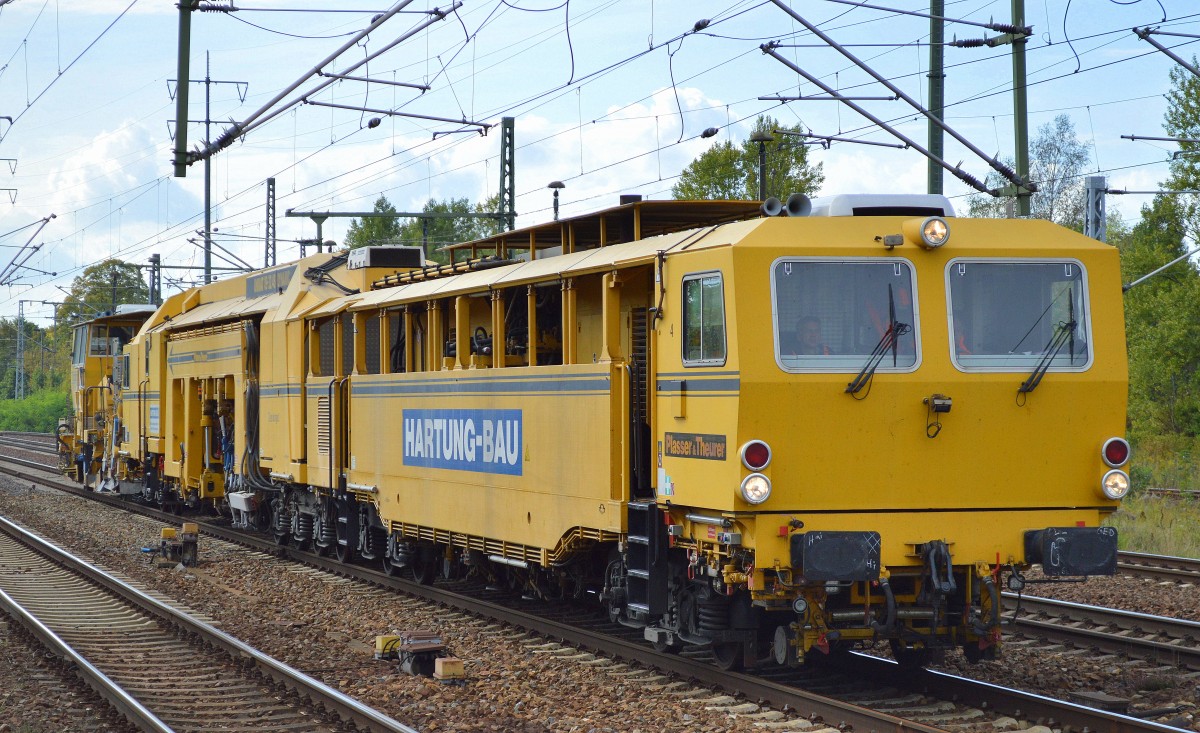 Die Fa. HARTUNG BAU mit ihrer Gleisstopfmaschine P&T UNIMAT 09-32/4S DYNAMIC + Schnellschotterplaniermaschine SSP 110 SW am 25.09.15 Bhf. Flughafen Berlin-Schönefeld.