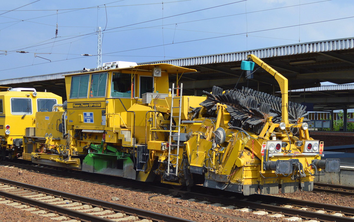 Die Fa. HARTUNG-BAU mit ihrer Gleisstopfmaschine von P&T Typ UNIMAT 09-32/4S DYNAMIC und am Haken einen Schotterplaniermaschine vom Typ SSP 110 SW am 29.07.16 Durchfahrt Bf. Flughafen Berlin-Schönefeld. 