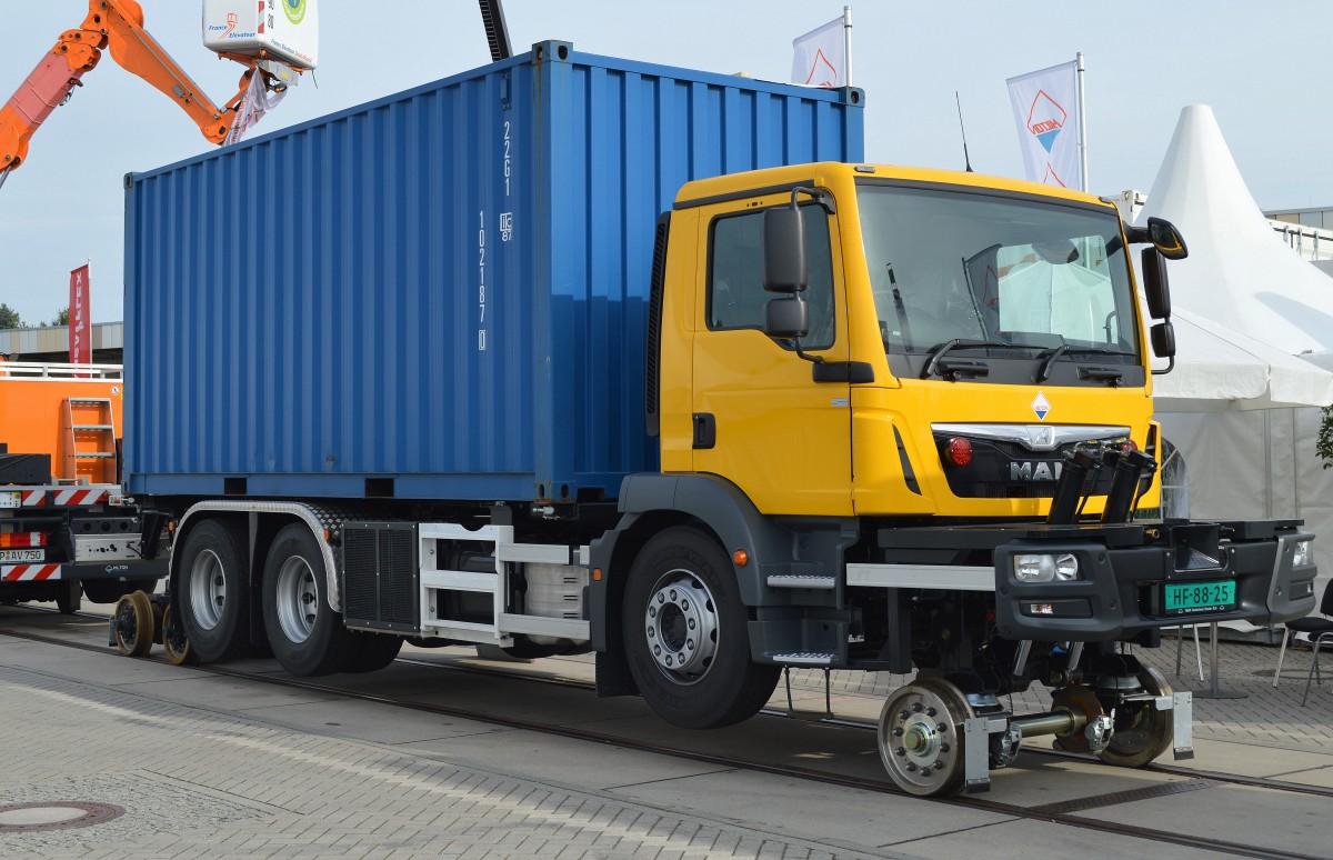 Die Fa. HILTON präsentiert diesen MAN Wechsellade-LKW mit Container auf der Ladefläche als Zweiwege-Version auf der Inno Trans Berlin, 26.09.14
