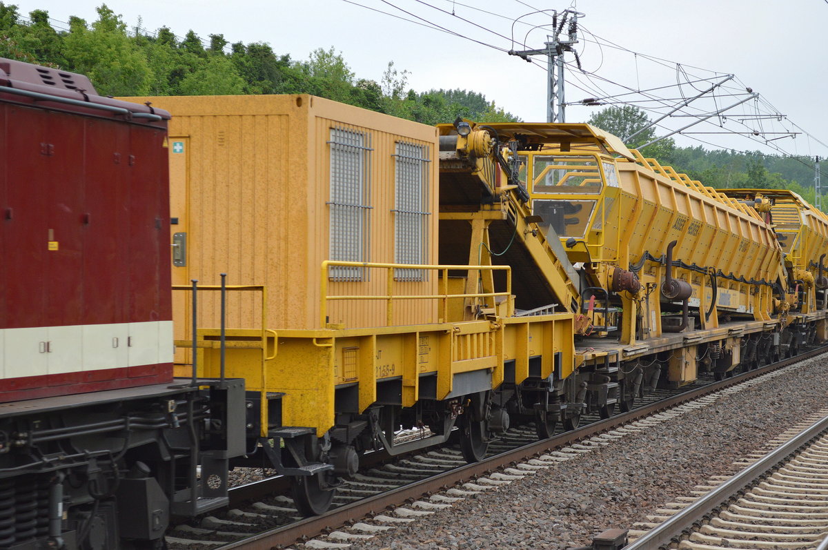 Die Fa. JumboTec mit einem Spezialwagen mit Arbeitscontainer direkt vor einer Materialf�rder- und Siloeinheit von Typ P&T MFS 100 am 24.05.16 Berlin Hohensch�nhausen.