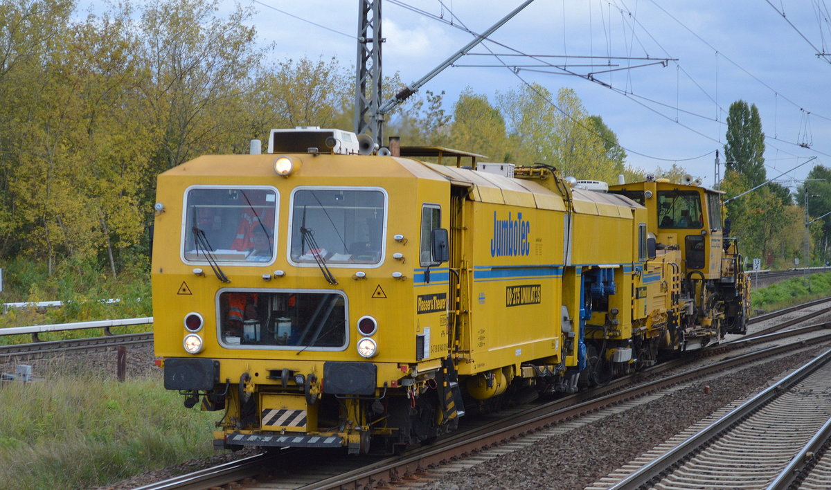 Die Fa. JumboTec mit ihrer P&T 08-275 UNIMAT 3S (D-JT 99 80 9424 031-9) Gleisstopfmaschine + Schnellschotter-Planiermschine SSP 110 SW am 10.10.16 Berlin-Hohenschönhausen. 