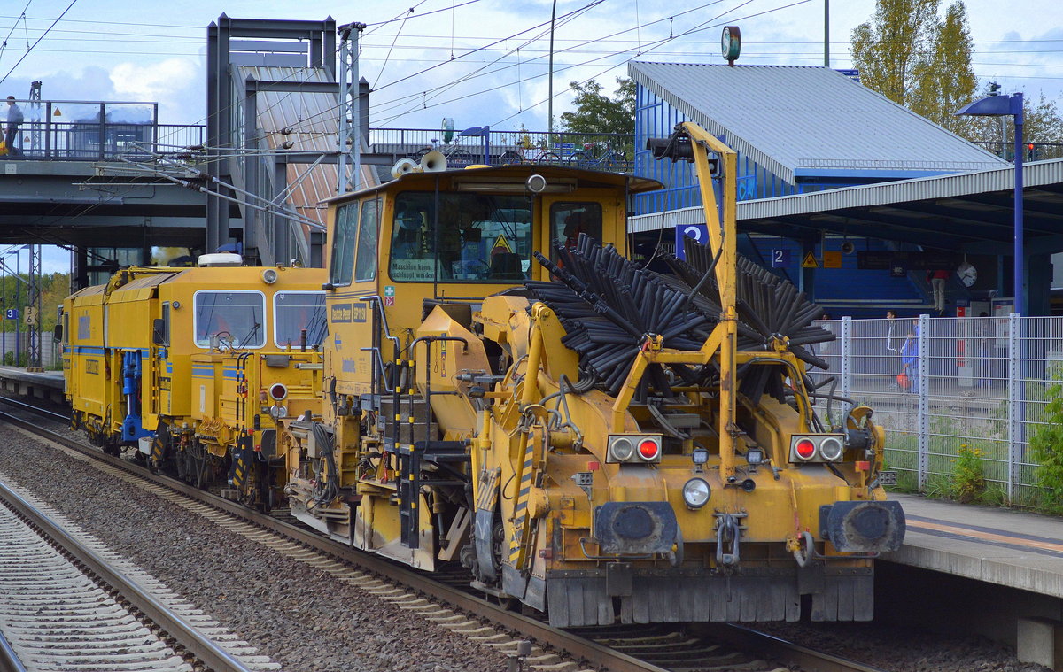 Die Fa. JumboTec mit ihrer P&T 08-275 UNIMAT 3S (D-JT 99 80 9424 031-9) Gleisstopfmaschine + Schnellschotter-Planiermschine SSP 110 SW am 10.10.16 Berlin-Hohenschönhausen. 