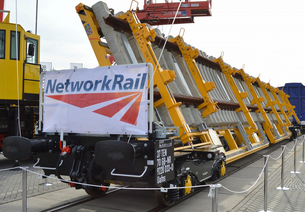 Die Fa. Kirow Ardelt GmbH pr�sentiert auf der Inno trans Berlin ihren Spezialwagen, den Switch Tilter zum modularen Weichenwechsel, dieser Wagen wurde f�r die britsche Fa. NETWORK RAIL mit der Nr. 37 TEN 70 GB-NR 9228 033-0 Uafns gebaut, 24.09.14
