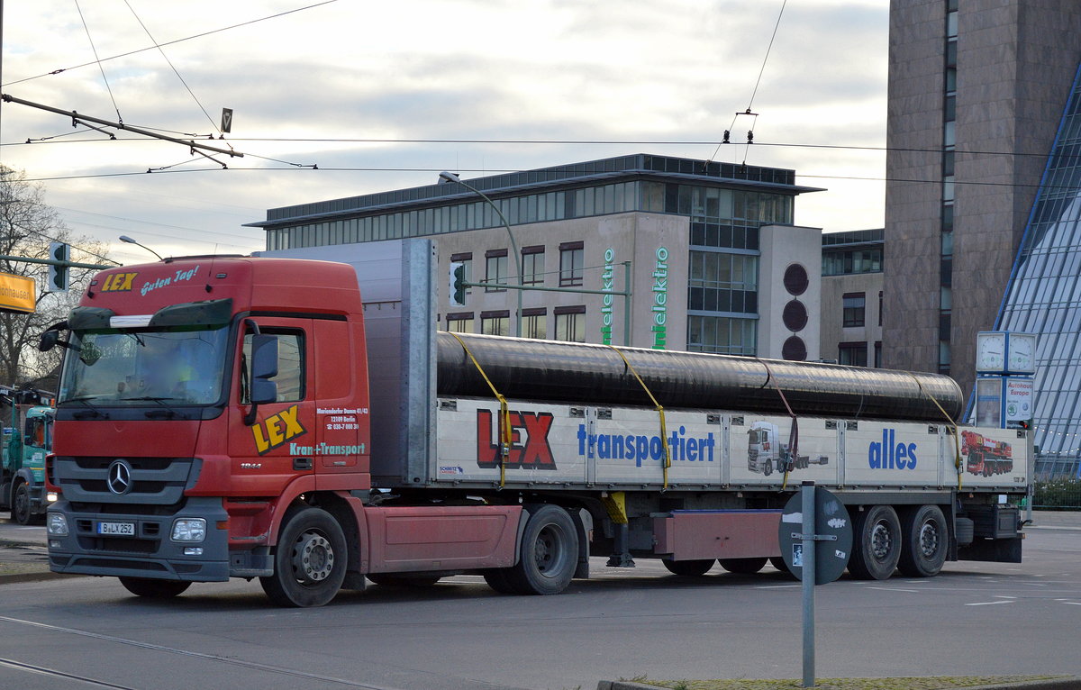 Die Fa. LEX aus Berlin mit einem MB ACTROS 1844 mit Sattelauflieger und einem Lang-Röhrentransport am 29.11.17 Berlin-Marzahn.