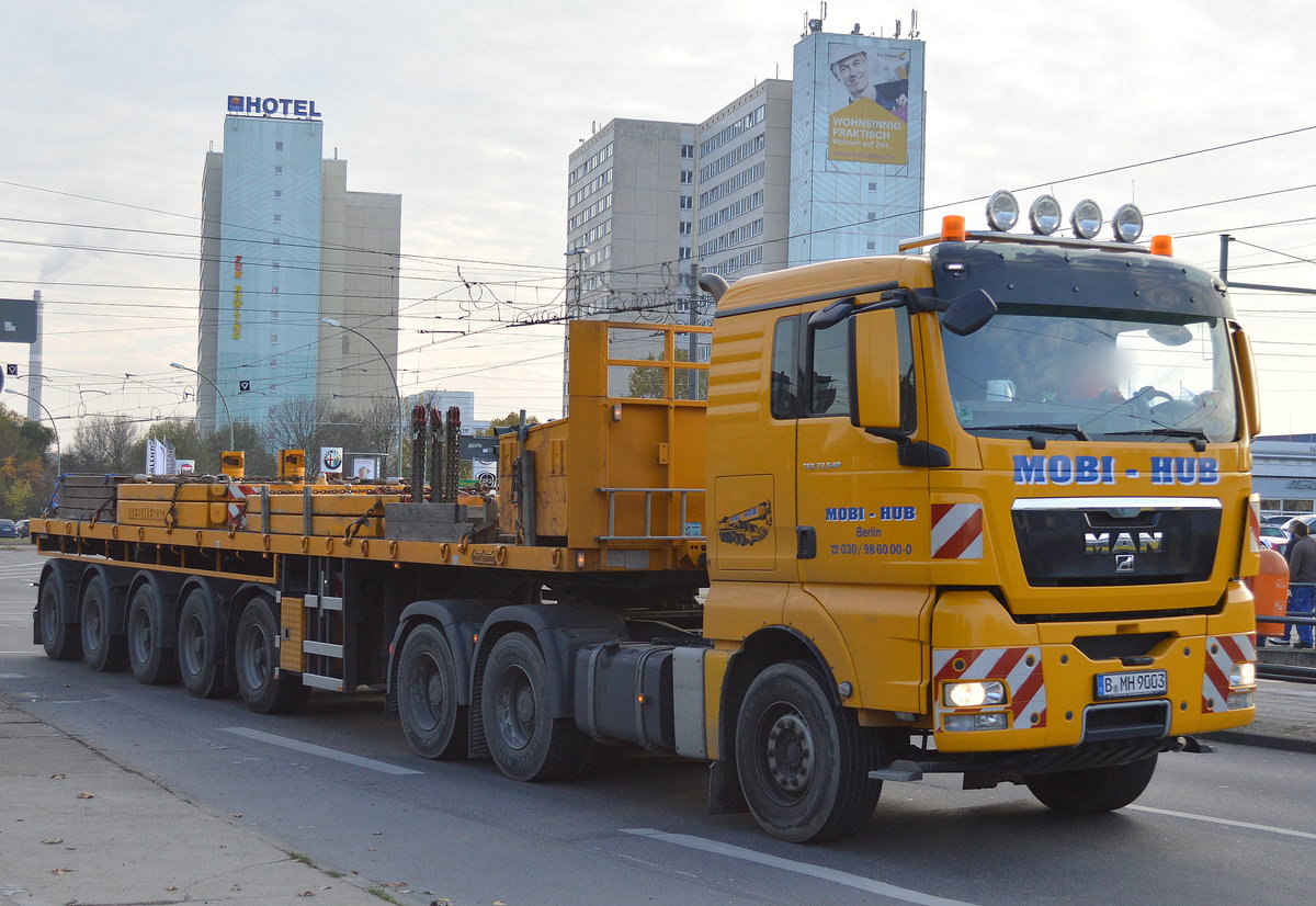 Die Fa. MOBI-HUB aus Berlin mit MAN TGX 33.540 mit Schwerlast-Trailer mit LIEBHERR Ballastgewichten am 09.11.16 Berlin-Marzahn.