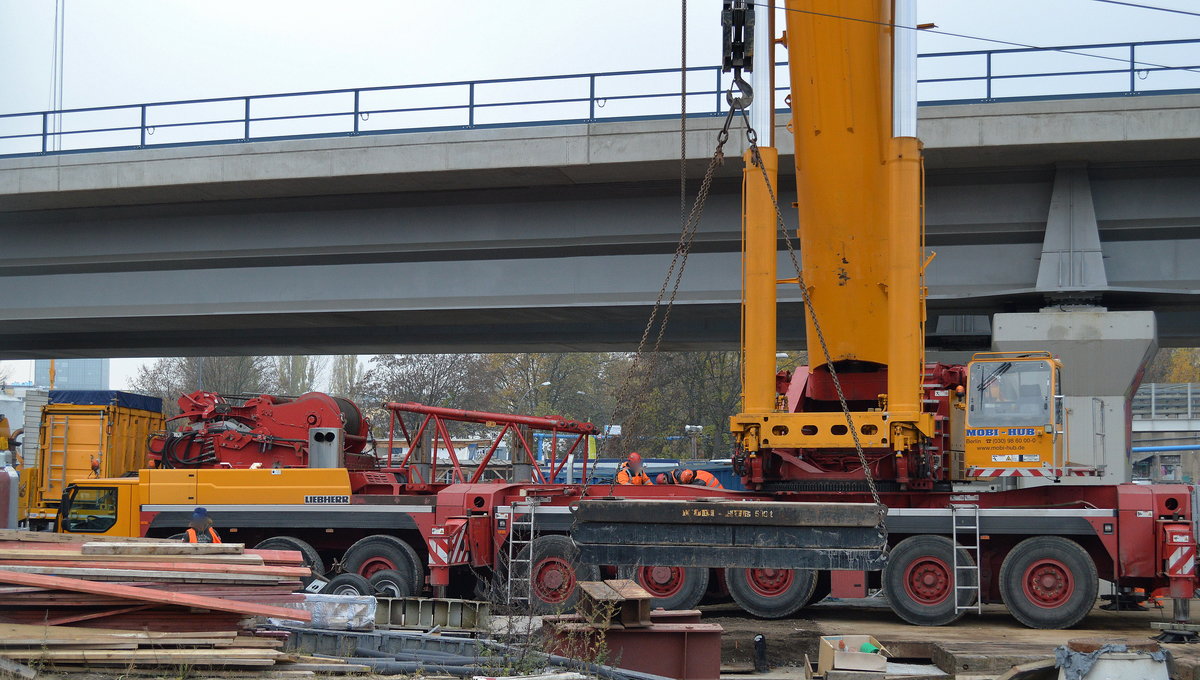 Die Fa. MOBI-HUB aus Berlin beim Aufbau ihres LIEBHERR LTM 1500 (8 Achsen), hier hebt er gerade seine eigenen Ballastgewichte zum Heckanbau, Großbaustelle Berlin-Ostkreuz. Es stehen mal wieder tonnenschere Stahlbrückensegmente zum Einheben an 11.11.16 