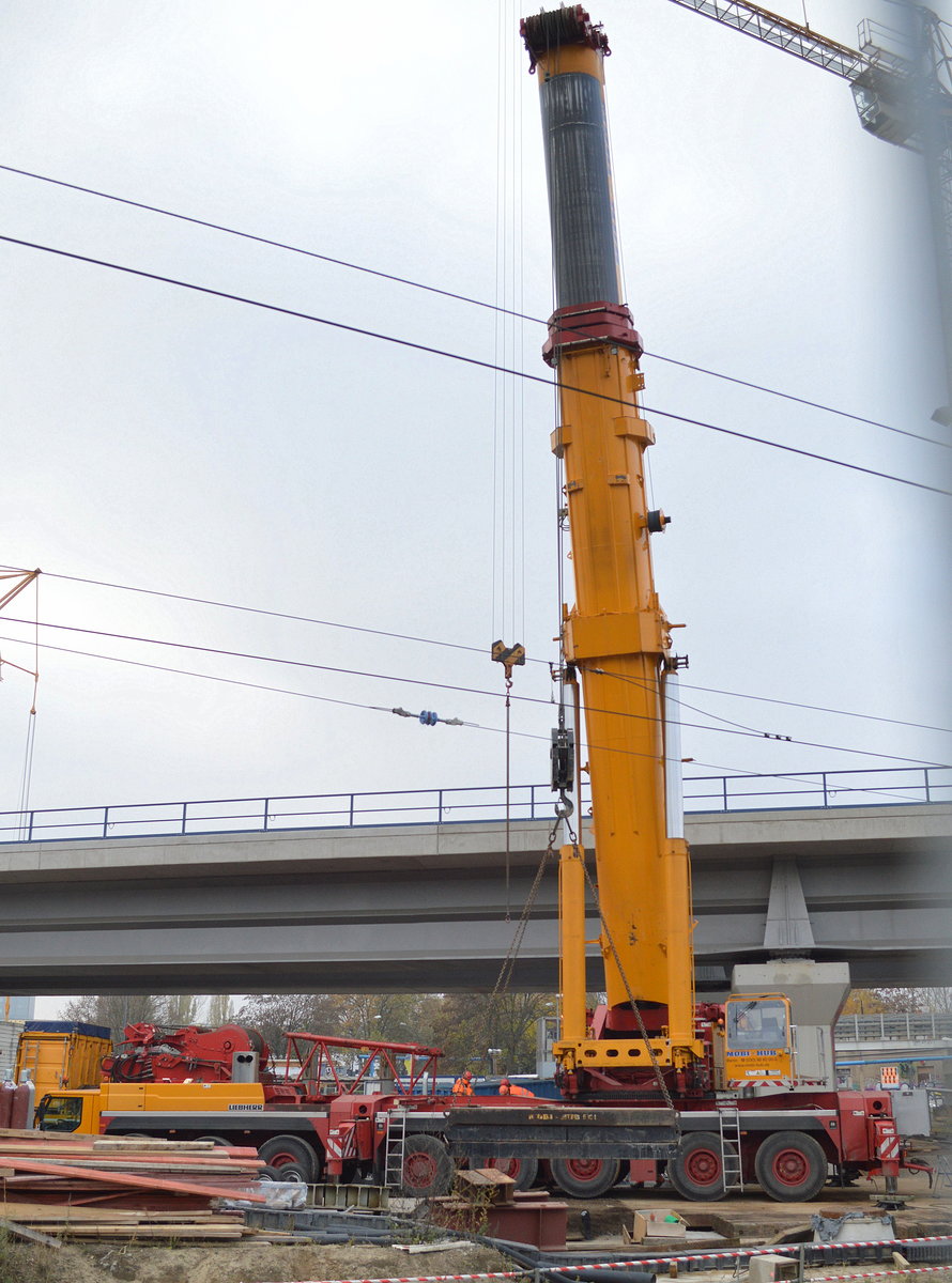 Die Fa. MOBI-HUB aus Berlin beim Aufbau ihres LIEBHERR LTM 1500 (8 Achsen), hier hebt er gerade seine eigenen Ballastgewichte zum Heckanbau, Großbaustelle Berlin-Ostkreuz. Es stehen mal wieder tonnenschere Stahlbrückensegmente zum Einheben an 11.11.16 