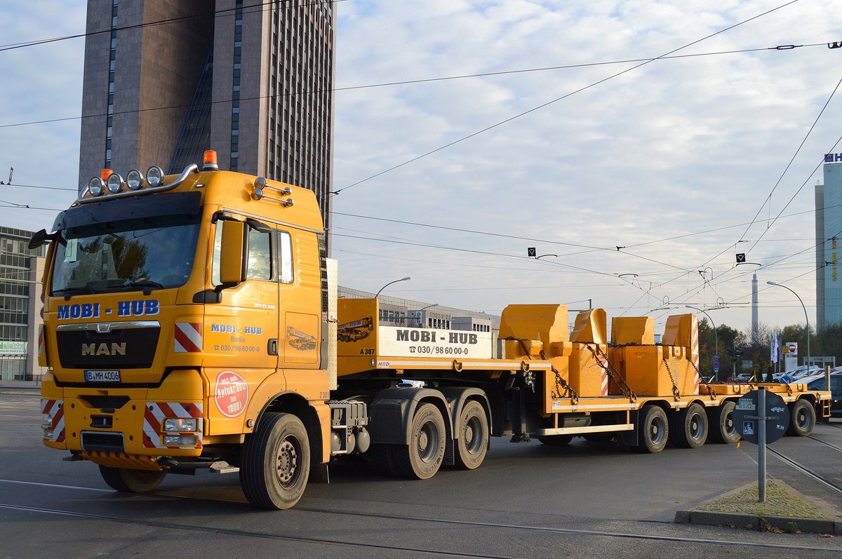 Die FA. MOBI-HUB mit MAN TGX 33.540 Zugmaschine mit Schwerlast-Trailer mit Ballstgewichten für Fahrzeugkran am 09.11.16 Berlin-Marzahn.