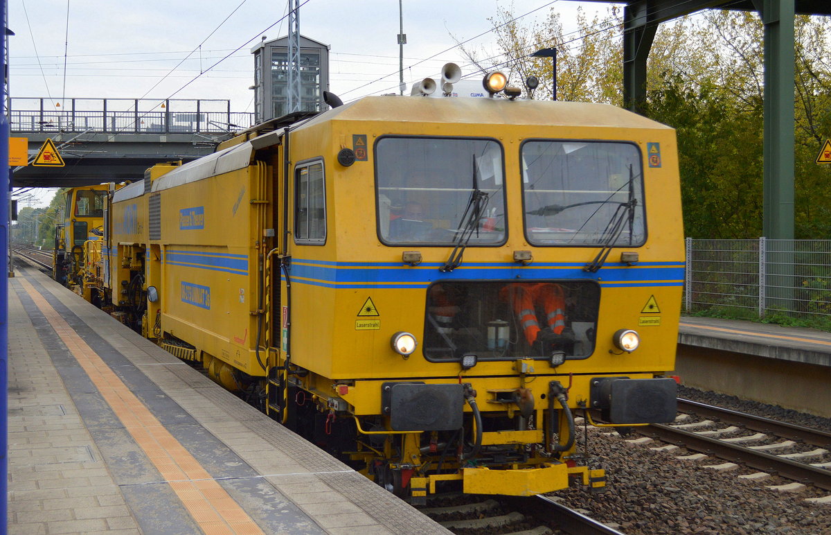 Die Fa. MONTI GmbH mit ihrer P&T Gleisstopfmaschine Typ 08-275 UNIMAT 3S und Schellschotter-Planiermaschine SSP 110 SW am 14.10.16 Berlin-Hohenschönhausen.