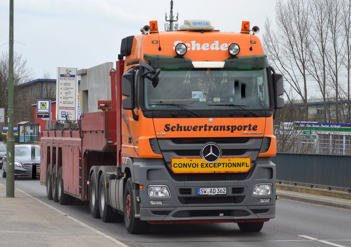Die Fa. Scheder mit einem MB ACTROS 2655 V8 (Schwertransporte) mit Spezialtrailer für Betonfertigteile am 06.03.17 Berlin Gehrenseestr., Brücke.