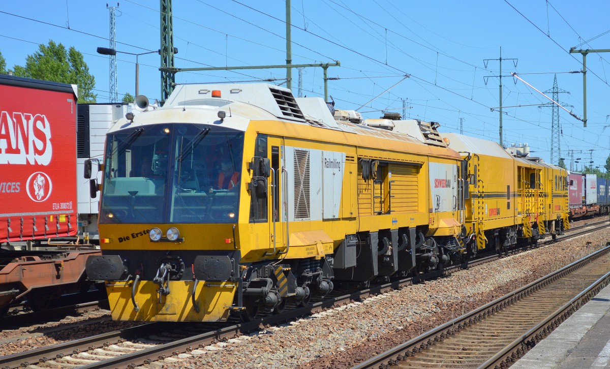 Die Fa. Schweerbau GmbH fuhr mit ihrer Schleifmaschine GWM 550 S und der Schienenfräsmaschine SF 03 kurz im Bhf. Flughafen Berlin-Schönefeld ein und dann mit der Fräsmaschine voran wieder heraus, 05.06.15