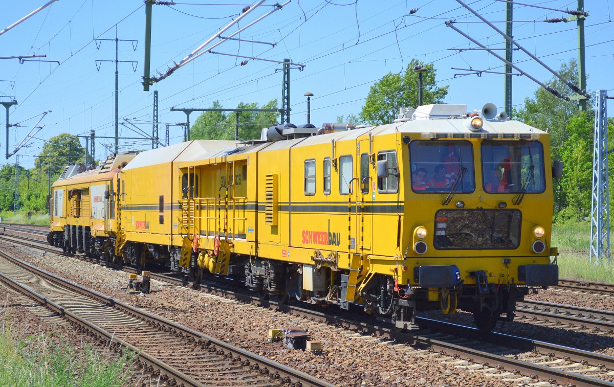Die Fa. Schweerbau GmbH fuhr mit ihrer Schleifmaschine GWM 550 S und der Schienenfräsmaschine SF 03 kurz im Bhf. Flughafen Berlin-Schönefeld ein und dann mit der Fräsmaschine voran wieder heraus, 05.06.15