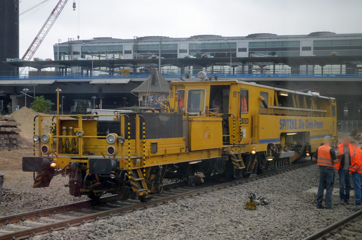 Die Fa. Spitzke Logistik ist gleich mit zwei Gleisstopfmaschinen an der Großbaustelle Berlin-Ostkreuz vor Ort, hier die P&T 09-32CSM am 30.09.14 (Bild aus dem S-Bahnfenster)