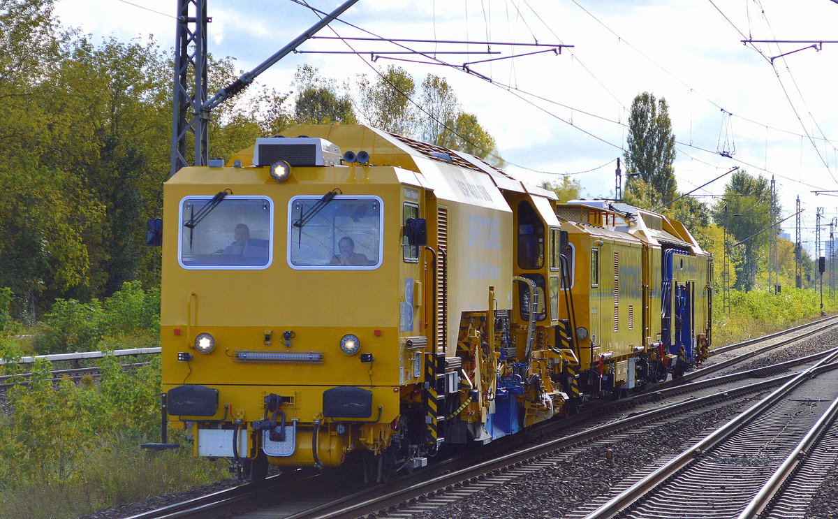 Die Fa. Spitzke SE mit dem Neuesten was im Hause Plasser & Theurer produziert wird, vorne die Universalschotterplaniermaschine vom TYP P&T USP 4000 SWS und am Haken die Stopfmaschine P&T UNIMAT 09-4x4/4S am 22.09.17 Durchfahrt Bf. Berlin-Hohenschönhausen.