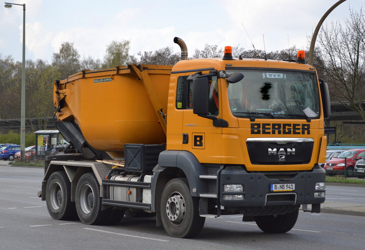 Die Fa.Berger mit diesem Speziallaster, einem Man TGS 26.440 mit kippbaren Streutrichter, anscheinend auch für nasse Schüttgüter? am 06.04.16 Berlin-Marzahn.