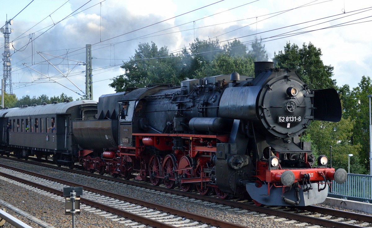Die für WFL fahrende betriebsfähige 52 8181.6 (90 80 0051 131-5 D-WFL, Jung Bj.1943) mit Sonderzug auch zu Gast beim Herbstfest  Berlin macht Dampf 2015) im ehemaligen Betriebswerk Berlin-Schöneweide bei den Dampflokfreunden Berlin e.V. am 20.09.15 Höhe Berlin-Adlershof.