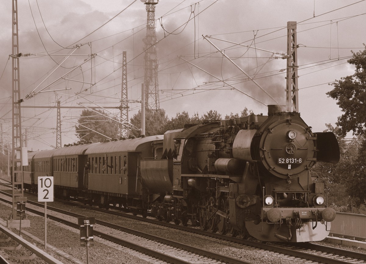 Die für WFL fahrende betriebsfähige 52 8181.6 (90 80 0051 131-5 D-WFL, Jung Bj.1943) mit Sonderzug auch zu Gast beim Herbstfest  Berlin macht Dampf 2015) im ehemaligen Betriebswerk Berlin-Schöneweide bei den Dampflokfreunden Berlin e.V. am 20.09.15 Höhe Berlin-Adlershof.