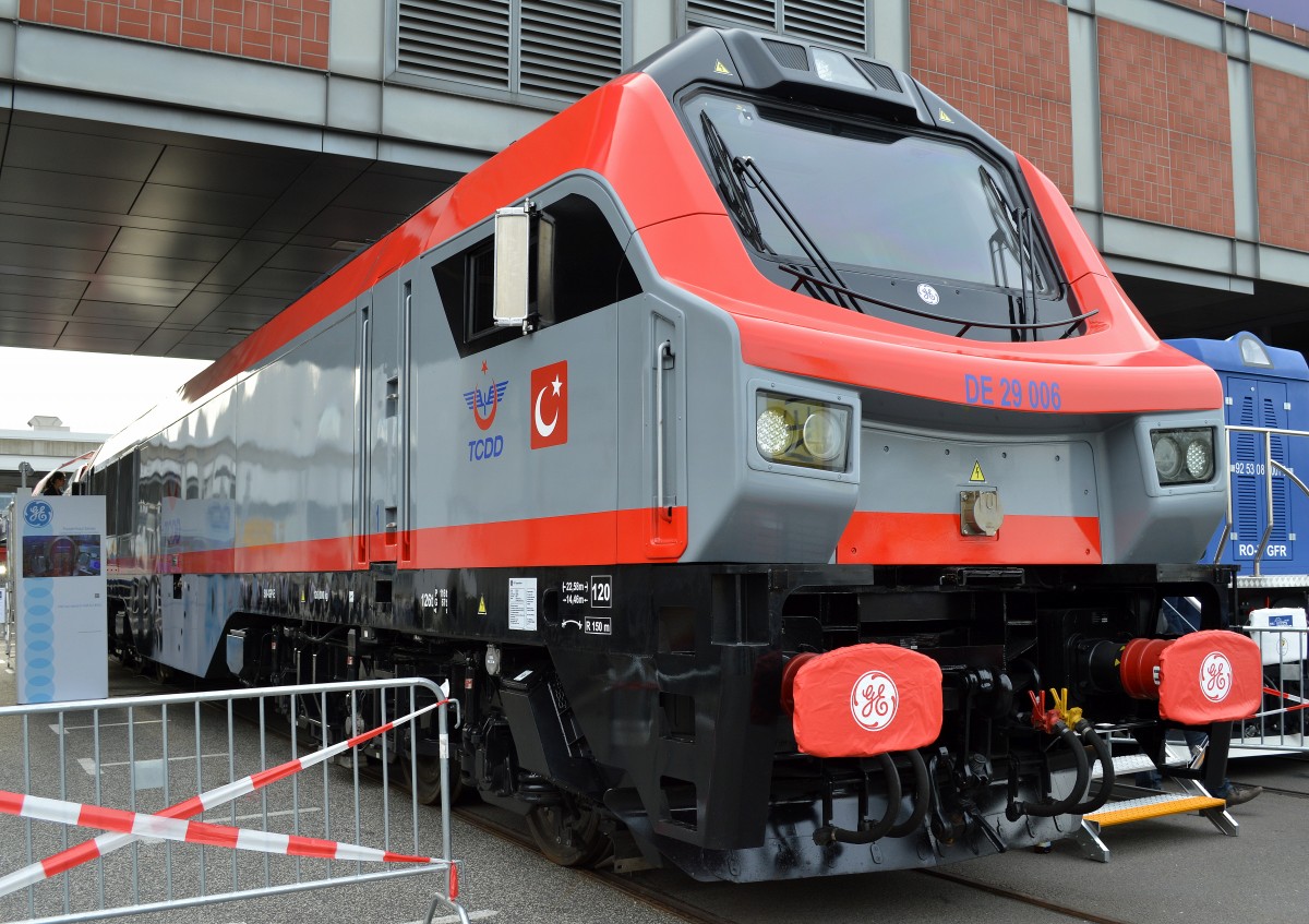 Die von GE Transportation (GE PowerHaul) konzipierte CLAAS 70 mit der für die Türkei gültigen Bezeichnung DE36000 (LOK DE 29 006) für die türkische Bahngesellschaft TCDD auf der Inno Trans 2014 am 24.09.14 