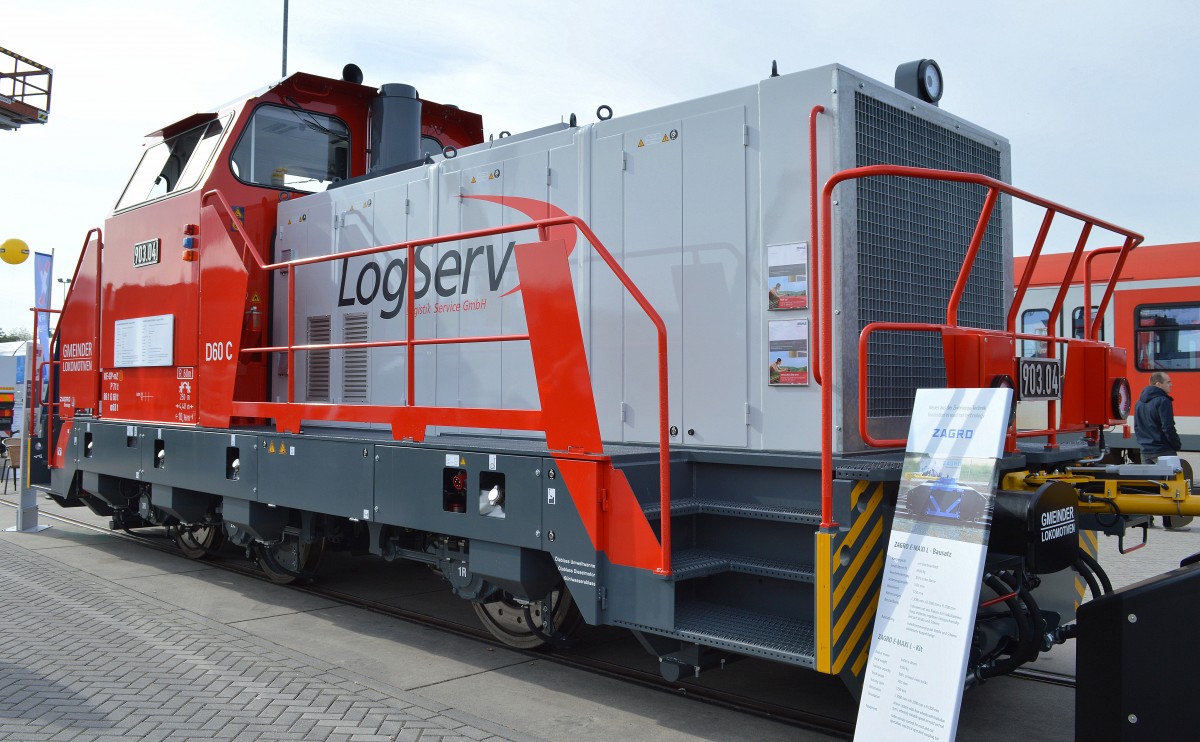 Die Gmeinder Lokomotiven GmbH gehört seit einiger Zeit (nach Insolvenz) schon zur ZAGRO Group und präsentiert die an die österreichische LogServ Logistik Service GmbH veräußerte dieselhydraulische Rangierlok vom Typ D 60 C (LOK 903.04), ein Loktyp der schon Anfang der 80ér Jahre von Gmeinder produziert wurde und jetzt natürlich in einer modernisierten Version (technisch und optisch) wieder auf dem Markt ist. LogServ hat wohl zwei geordert und man hofft auf neue Interessenten bei der Gmeinder Lokomotiven GmbH, Inno Trans 2014 am 24.09.14 