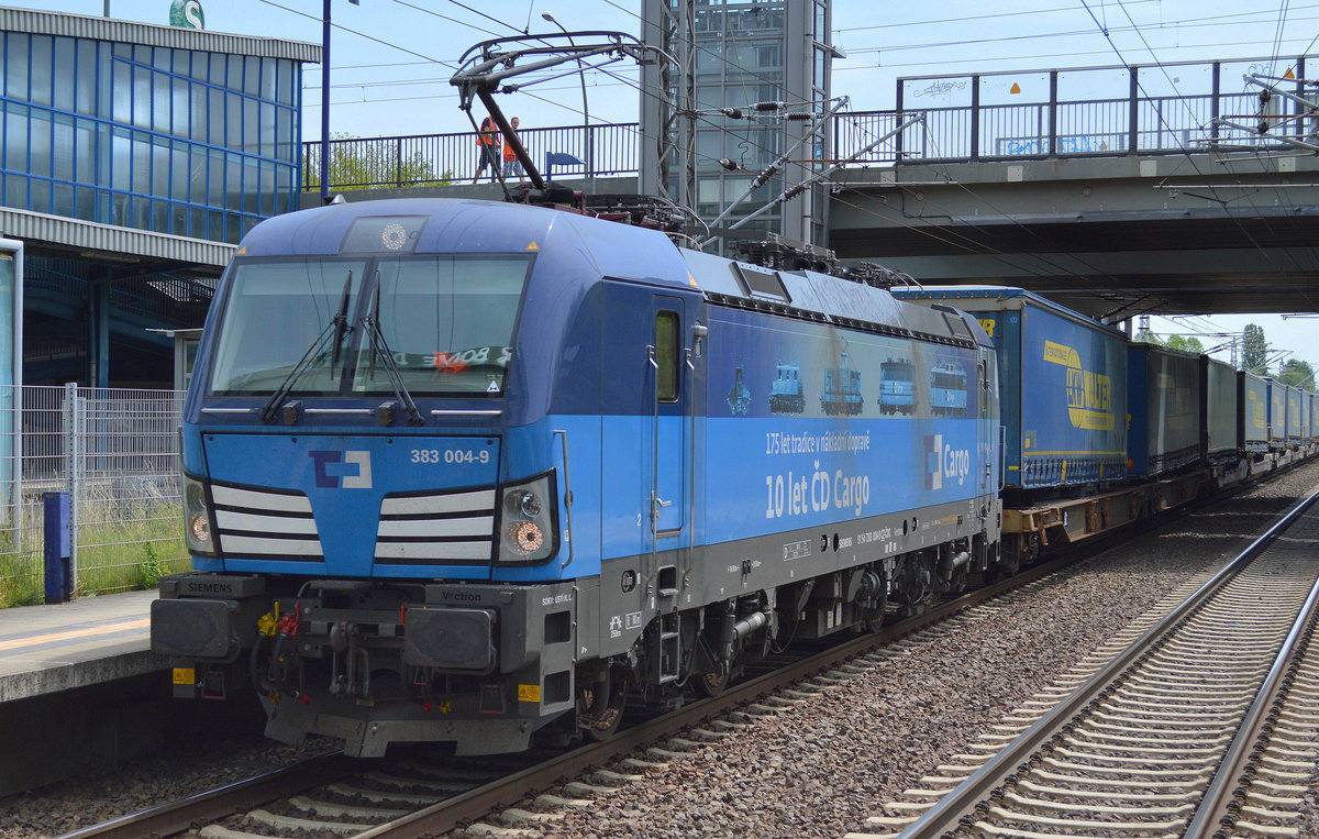 Die große Sommerüberraschung 2017, plötzlich tauchten neue Siemens Vectron von der CD Cargo aus Tschechien auf dem Berliner Außenring auf (zu diesem Zeitpunkt damals meine erste Sichtung), die 383 004-9 mit KLV-ZUg (LKW WALTER Trailer) bei der Durchfahrt BF. Berlin-Hohenschönhausen.