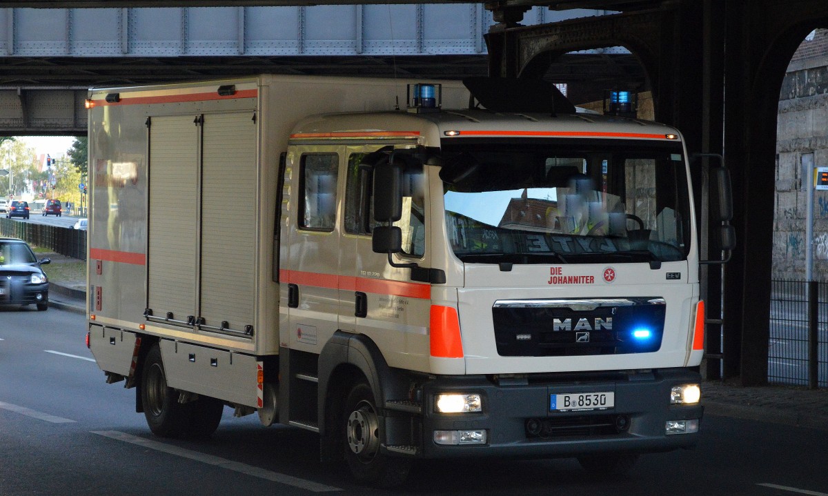 Die großen Zahlen von Flüchtlinge machen einen enormen Aufwand notwendig um Unterkünfte bereit zu stellen und zu versorgen daher sind vor allem die gemeinnützigen Rettungsorganisationen mit dieser Aufgabe betreut hier ein  MAN Transporter TGL 10.220 von  Die Johanniter  mit Kastenaufbau vom Regionalverband Berlin am 03.10.15 Berlin-Schöneberg.