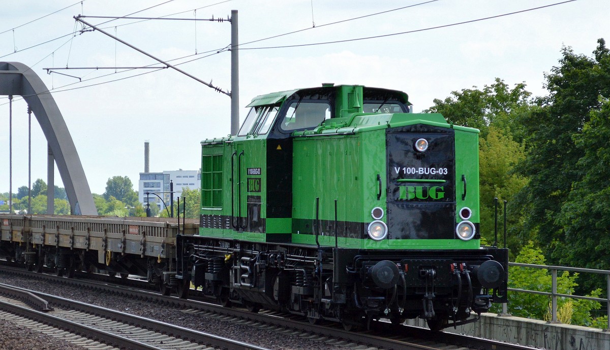 Die grüne erst seit geringer Zeit für BUG fahrende V 100-BUG-03 (92 80 1202 520-3, LEW B.1973) mit einigen Drehgestell-Flachwagen und Schüttgutkippwagen Richtung Berliner Innenstdat am 16.06.14 Berlin-Pankow.
